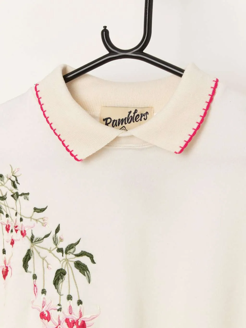 Vintage fuchsias collared sweatshirt in cream with embroidered flowers – Medium